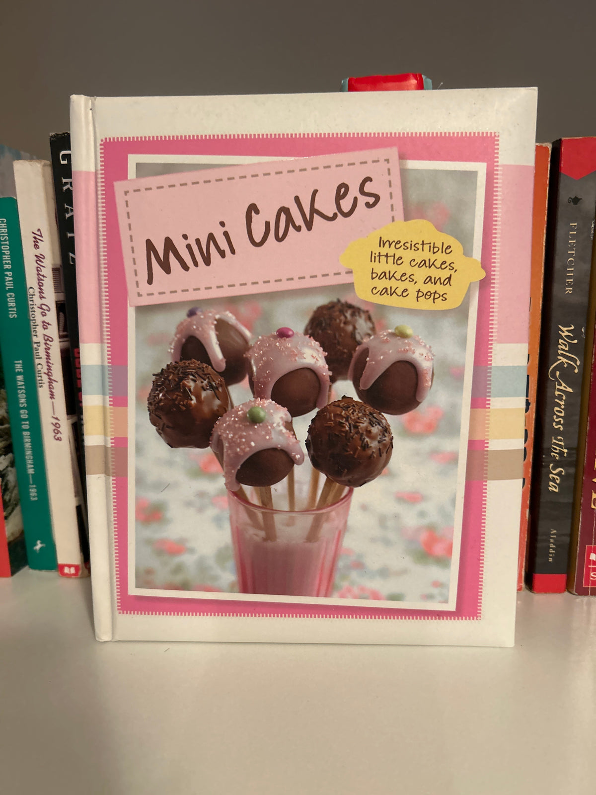 Mini Cakes: Irresistible Little Cakes, Bakes and Cake Pops (Padded) (Love Food) (Mini Delights)
